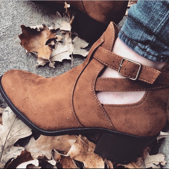 Shoes - Brown buckled booties